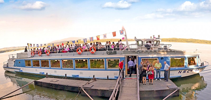 Prístav / vyhliadková loď